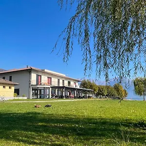 Hostal Lake Como Beach Hostel